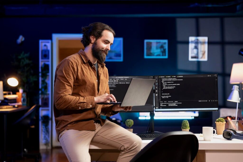 Praca programisty jest często postrzegana jako bezpieczna, ponieważ nie wiąże się z ryzykiem fizycznym